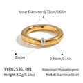Detalle macro de anillo de acero inoxidable dorado con circonitas y medidas exactas - Estilo de Circonita Dorado con Cierre Plateado (YYR025361-M1)