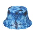 Dettaglio del cappello pescatore tie-dye blu con trama in tela e motivo effetto inchiostro - Blu