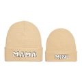 Dettaglio di cappelli in maglia beige genitore-figlio con toppe ricamate MAMA e MINI - Set Genitore-Figlio MAMA+MINI / Beige