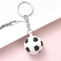 Klassischer schwarz-weißer Fußball-Schlüsselanhänger mit silbernem Metallring - Fußball