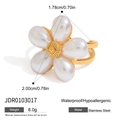Détail d'une bague en acier inoxydable 18K avec fleur à 5 pétales en perles - Style Perle Florale (JDR0103017)