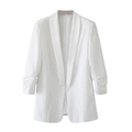 Detailopname van de witte blazer met geplooide rolmanchetten en schone stoftextuur - S / Tops / Ivoor