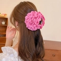 Vista detallada de una pinza para el pelo con forma de orquídea rosa de tela en el peinado - #14 Pinzas de garra para el cabello - Regular - Flor rosa roja (Grande)