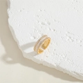 Detail eines 14K vergoldeten verstellbaren Rings mit zweireihigen Zirkoniasteinen und Hohlraum - Zirkonia Band Offener Ring