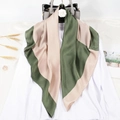 Carré de soie de 90cm en satin avec design élégant bicolore vert foncé et champagne doré - Style à grands blocs de couleur vert foncé et champagne (Style 7)