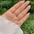 Detail van 18K vergulde ketting met een gevleugelde voetbalmascotte hanger en kroon - Kroon Vleugel Voetbal