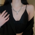 Gros plan d'un collier de perles avec pendentif zircon porté par un mannequin - Perle Gris Argenté 8mm