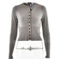 Detail van grijs nauwsluitend gebreid vest met ronde hals en elf bruine knopen - L / Lichtgrijs