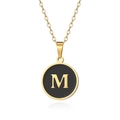 Macro di una collana d'oro con ciondolo rotondo in smalto nero e lettera M dorata - Oro Lettera-M