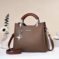 Borsa a mano marrone in pelle grana litchi con ciondolo a stella e tracolla - L25 P12 A20 / Cachi