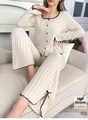 Detail van ribgebreide loungewear met contrasterende bies en zijsplit met strikje - S / Off-wit