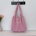 Nahaufnahme der rosa plissierten Stofftasche mit Schultergurt an einem Holzrahmen - Rosa