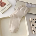 Cremefarbene gerippte Baumwollsocken mit minimalistischem weißem Stoffetikett - Einheitsgröße / Beige
