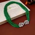 Dettaglio della collana di perline verdi multistrato con chiusura a fiore d'argento - N. 3 Collana-Fiore Verde