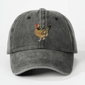 Dettaglio del ricamo a forma di gallina sul berretto in cotone grigio scuro lavato - Taglia unica / Nero