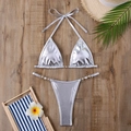 Détails du bikini argenté métallisé avec anneaux dorés et perles sur bois - Marquage à l'or argenté