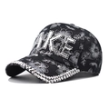 Dettaglio del cappello nero con ricamo floreale e paillettes argentate luccicanti - Strass Scintillanti LAKE Nero