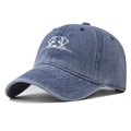 Dettaglio del berretto in denim lavato blu scuro con ricamo di cucciolo bianco - Blu navy