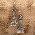 Boucles d'oreilles ethniques vintage argentées avec fleurs évidées et longs glands cloches - Argent Antique Gland Clochette (0495)
