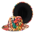 Cappello Fedora a tesa piatta con vivace motivo leopardato e fodera interna nera - M (56-58cm) / Stampa Leopardata Colorata (Interno Nero)