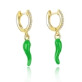 Dettaglio orecchini a cerchio dorati con pendente peperoncino verde e zirconi - Oro/Peperoncino Verde / Peperoncino Verde (Oro)