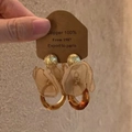 Détail de boucles d'oreilles dorées avec anneaux résine et fleurs en maille beige - 6# Fleur de Résine avec Maillon Doré (Tige en Argent)