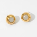 Detail of round vintage earrings with white shell inlay and hammered gold finish - Gold White (D2609)