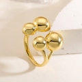 Verstellbarer goldener geometrischer Ring mit vier polierten Kugeln auf weißem Stein - Vier Kugeln (14468)