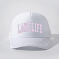 Weiße Lake Life Trucker-Mütze mit rosa Schriftzug und verstellbarem Mesh-Rückenteil - Ganz Weiß
