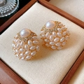 Makroaufnahme von Vintage-Ohrsteckern in Gold mit Perlen-Cluster und Kristallakzenten - 19# Silber-Ohrstecker - Gold - Rund