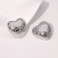 Orecchini a cuore in acciaio al titanio argento con trama martellata per le donne - Color Acciaio