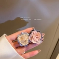 Detail van stoffen bloemoorbellen met zachte gaasblaadjes en subtiele kleurverlopen - Stoffen blauw-paars gemengde roos oorbellen (6# Zilveren Pin-Roze Blauwe Bloem)