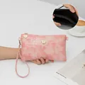 Pochette rosa con motivo coccodrillo, cristalli dorati e un pratico cinturino polso. - Rosa
