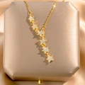 Elegante gouden titanium stalen ketting met zes glinsterende pavé gezette sterren - Kwastje Ster