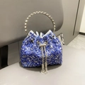 Detailaufnahme der blauen Eimertasche mit funkelnden Strasssteinen und Metallringgriff - Blau