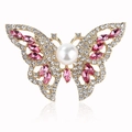 Spilla a farfalla elegante con cristalli rosa e perle su base dorata in scatto da studio - Rosa