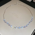 Dettaglio della collana con zirconi scintillanti, catena argentata e chiusura regolabile - Collana-Bianco