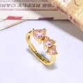 Detail von drei rosa herzförmigen Kristallen auf einem verstellbaren vergoldeten Ring - Drei-Herz-Stil-Rosa Stein (ZYN-DMR117G-2)