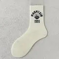 Baumwollsocken in Cremeweiß mit klassischem Mountain 1991 Rippstrick-Design für Herren - Einheitsgröße / Retro-Buchstabe Stil 4 (Mountain)