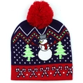 Details einer Strickmütze mit Schneemann-Muster, Weihnachtsbaum und roter Bommel - L / 12 Marine Schneemann (5028366842501)