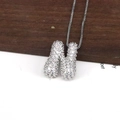 Nahaufnahme des silbernen Buchstaben-N-Anhängers mit glänzenden Zirkon-Steinen und Schlangenkette - Buchstabe N