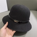 Détail de la texture tissée d'un chapeau de soleil noir en tricot avec boucle dorée chic - M / Noir
