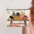 Vue à la main d'une grande trousse de maquillage vintage en toile avec imprimé chat noir - Scène de Pique-nique Chat Noir (jiaying0010)