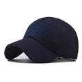 Dettaglio del cappellino in cotone lavato con texture vintage e toppa della bandiera - Blu Navy Lavato