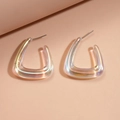 Vista macro de pendientes geométricos irisados aurora con acabado de acrílico pulido - Poste de pendiente de plata de ley 925 - Iridiscente - Triangular