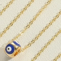 Detailaufnahme der goldenen Kette und blauen Emaille-Evil-Eye-Anhänger-Halskette - Königsblau