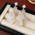 Macro di orecchini a nappa con perle, zirconi e conchiglie in scatola per gioielli - Bianco