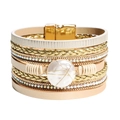 Dettaglio macro di bracciale multistrato in pelle beige con strass e perla centrale - Bracciale Multistrato Perla Beige