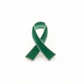 Dettaglio spilla a nastro in smalto verde con bordi in metallo argentato lucido - Verde