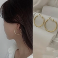 Orecchini a cerchio minimalisti placcati in oro per donna con chiusura sicura - Piccolo / Oro